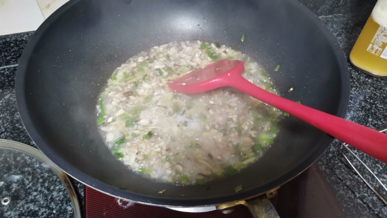 客家美食,溜溜子吃了一碗还想再吃一碗,锅里的调料加点水,并加上各种调料