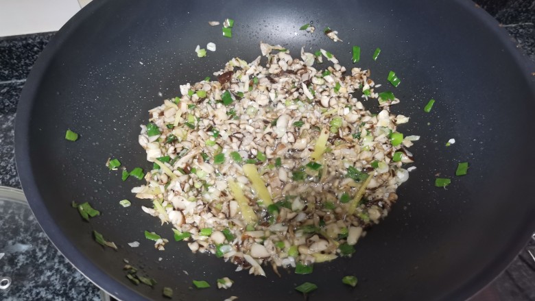客家美食,溜溜子吃了一碗还想再吃一碗,锅里爆香各种调料