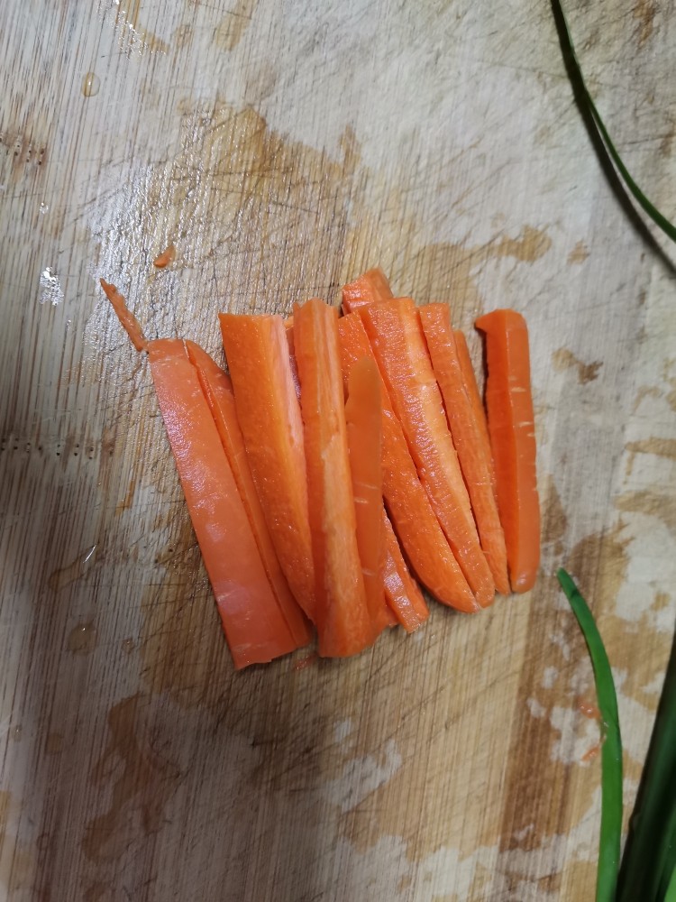 都说鹅蛋腥,味儿大?那是因为你不会做,鹅蛋这样做,好看更好吃,<a style='color:red;display:inline-block;' href='/shicai/ 25'>胡萝卜</a>切条