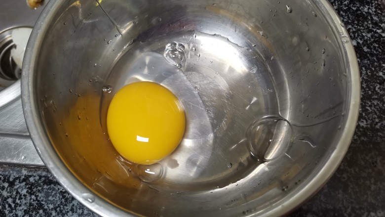 都说鹅蛋腥,味儿大?那是因为你不会做,鹅蛋这样做,好看更好吃,<a style='color:red;display:inline-block;' href='/shicai/ 10'>鹅蛋</a>打散,加一点点老酒或料酒