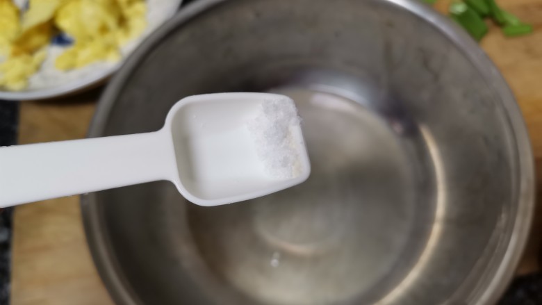 都说鹅蛋腥,味儿大?那是因为你不会做,鹅蛋这样做,好看更好吃,做好调料水,这样更均匀,加盐巴