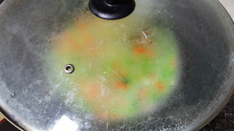 都说鹅蛋腥,味儿大?那是因为你不会做,鹅蛋这样做,好看更好吃,盖上盖子焖煮