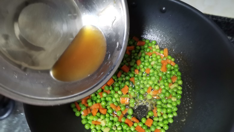 都说鹅蛋腥,味儿大?那是因为你不会做,鹅蛋这样做,好看更好吃,水快干后加入锅内