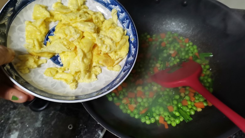 都说鹅蛋腥,味儿大?那是因为你不会做,鹅蛋这样做,好看更好吃,最后加入鹅蛋,快速翻炒即可出锅
