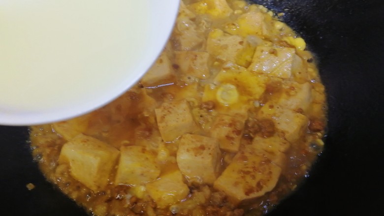 肉末酱豆腐,倒入水淀粉,文火收至汤汁浓稠。