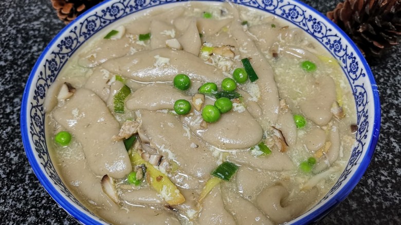 客家美食,溜溜子吃了一碗还想再吃一碗,口感非常Q弹,非常有韧劲有嚼劲的客家美食,溜溜子就做好了,我们每个人都可以吃3大碗呢。