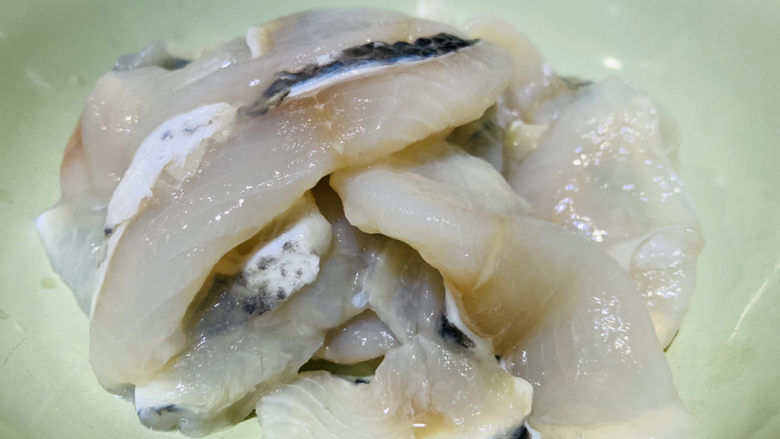 番茄黑鱼片,倒入碗里备用;