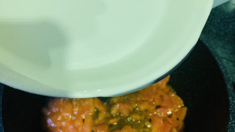 番茄黑鱼片,先加一点水;