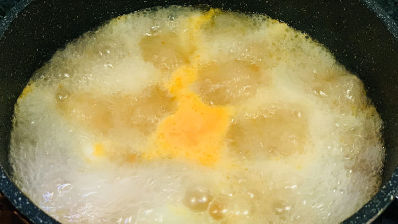 番茄黑鱼片,打开锅盖;