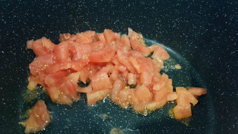番茄黑鱼片,<a style='color:red;display:inline-block;' href='/shicai/ 59'>番茄</a>去皮,切小颗粒,锅里加1勺食用油;