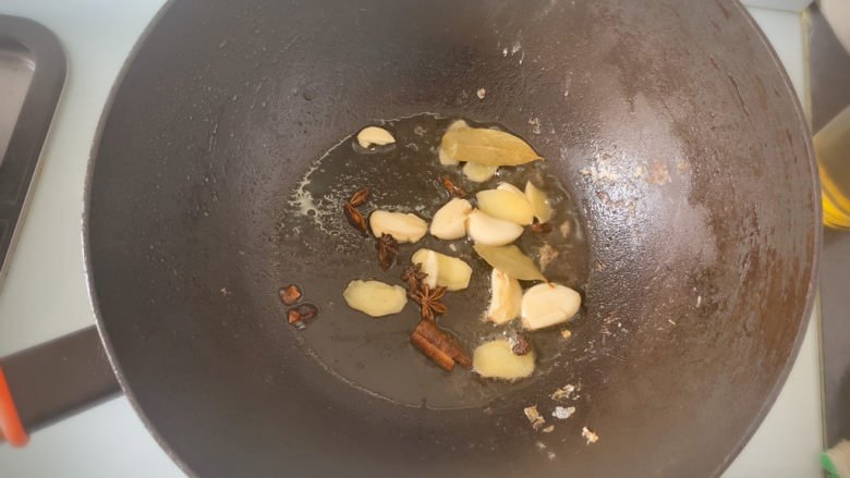 红烧武昌鱼,鱼煎好后出锅备用,锅内剩油,下入备用的佐料,煸炒出香味