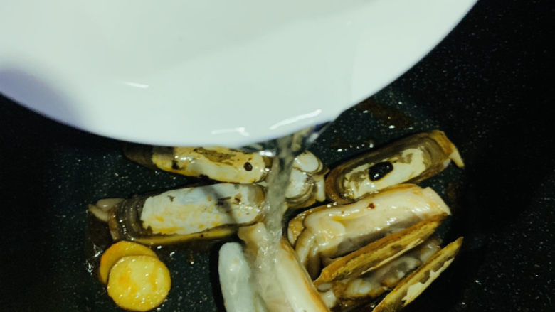 辣炒蛏子,加点水;