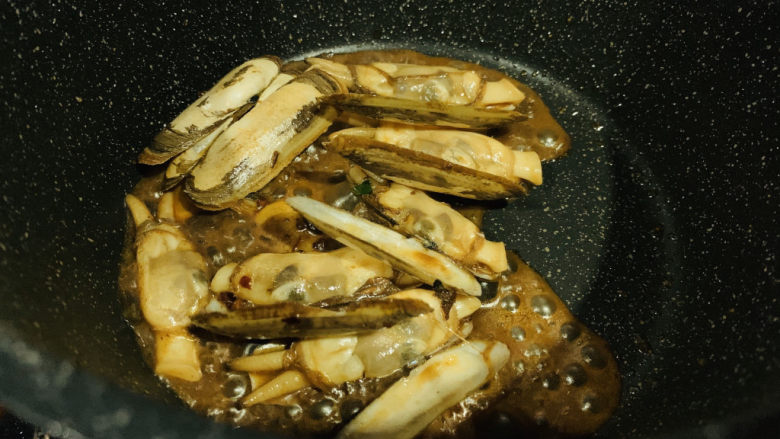 辣炒蛏子,大火炒匀调料;