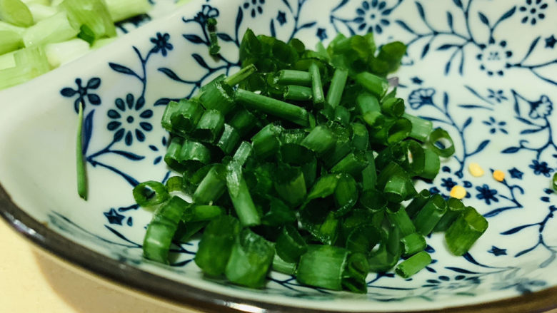 葱油蛏子,葱叶,待用;