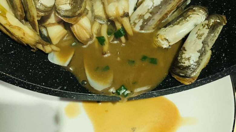葱油蛏子,出锅;