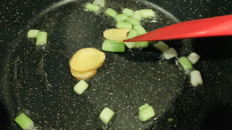 葱油蛏子,炒香;