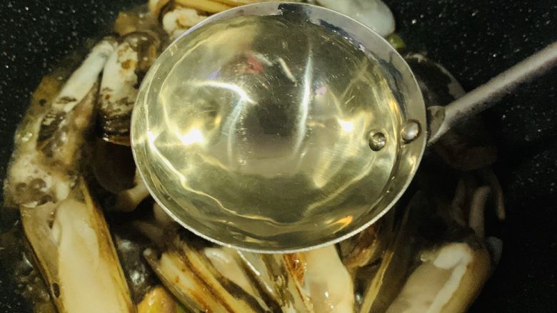 葱油蛏子,加少许清水;