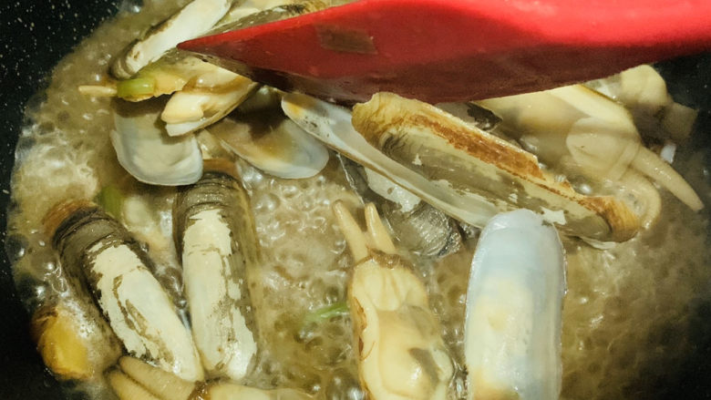 葱油蛏子,炒均匀调料;