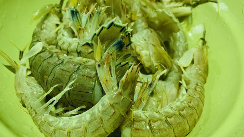 椒盐皮皮虾,洗净;