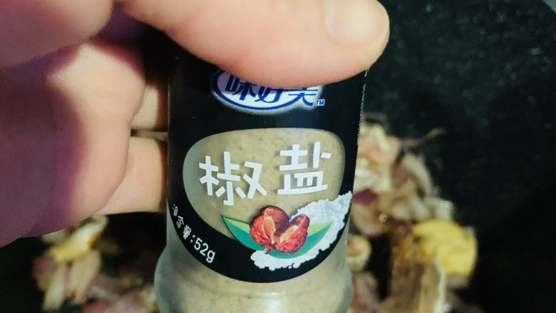 椒盐皮皮虾,加椒盐;