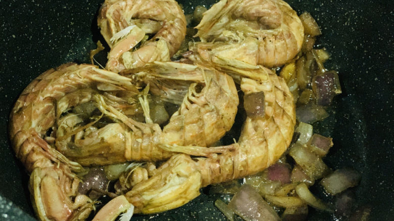 椒盐皮皮虾,打开锅盖,把汁炒干;