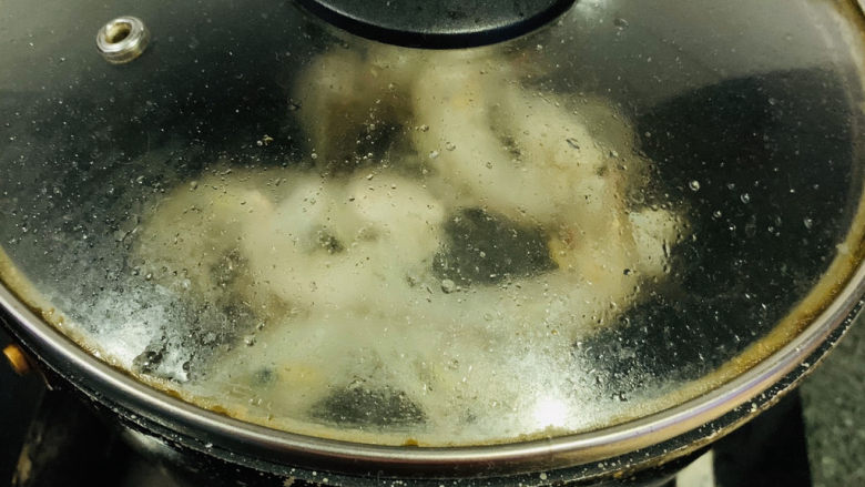 椒盐皮皮虾,这时候锅里很会溅,马上盖住锅盖,焖1分钟;