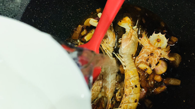 香辣皮皮虾,加清水;