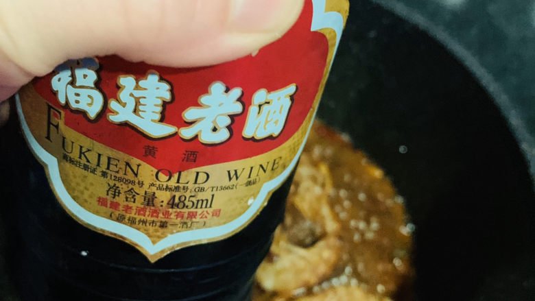 香辣皮皮虾,加<a style='color:red;display:inline-block;' href='/shicai/ 718'>料酒</a>;