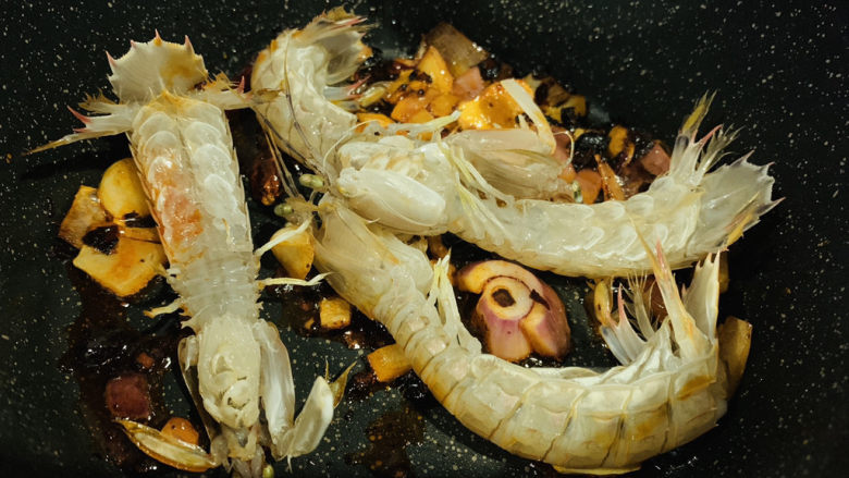 香辣皮皮虾,加入皮皮虾;