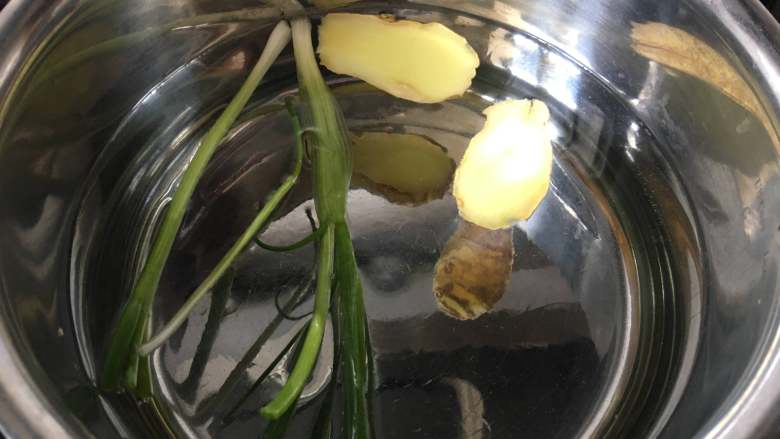 辣炒蛏子,锅里放入适量的水,加入葱和姜片