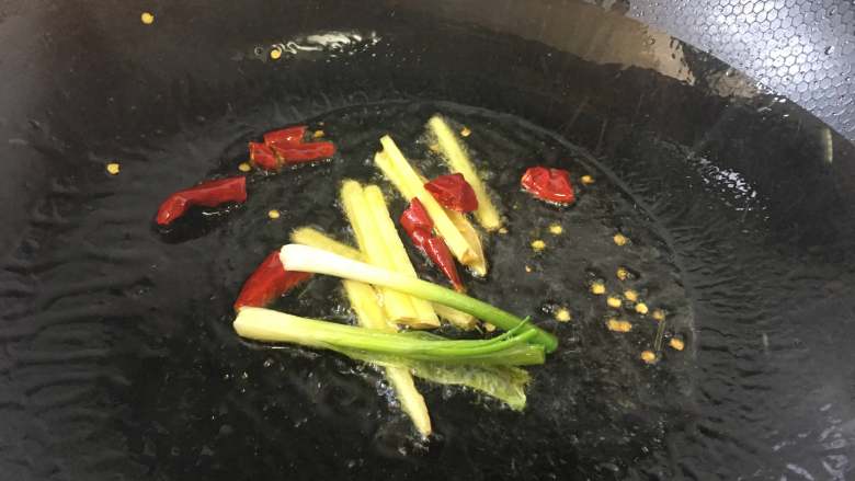 辣炒蛏子,放入辣椒,姜丝和葱段爆香