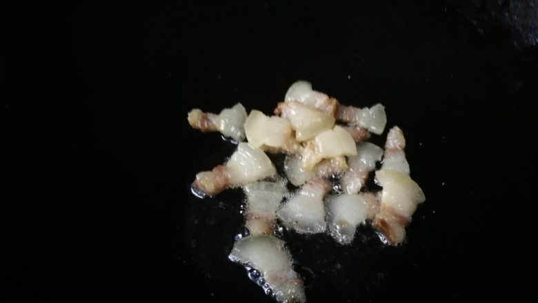 干煸芸豆,热锅凉油放入肥的熏肉,煸炒出油