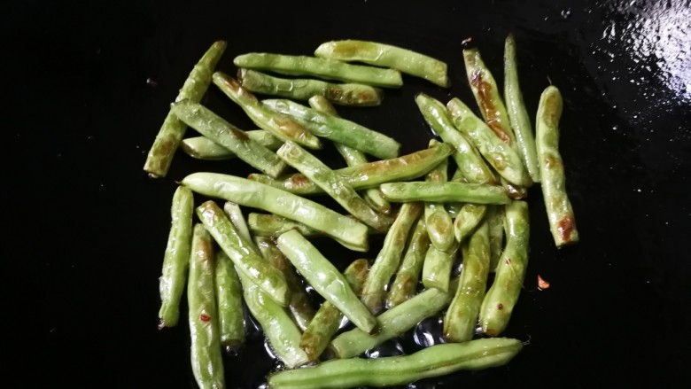 干煸芸豆,煸炒至表面发皱,金黄