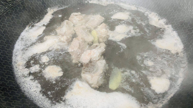 四季豆烧排骨,大火烧开焯烫三分钟,捞起并冲洗干净沥干水分备用