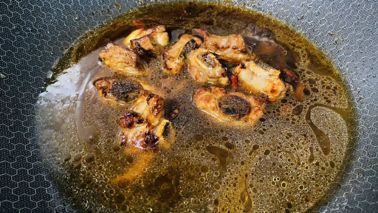 四季豆烧排骨,加入一大碗热水,水量莫过排骨即可