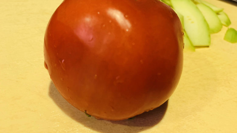 番茄炒西葫芦,<a style='color:red;display:inline-block;' href='/shicai/ 59'>番茄</a>一个,待用;