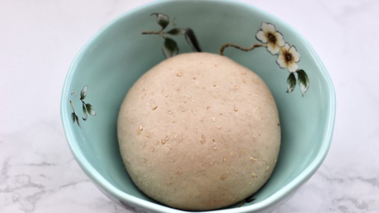 青稞蜜豆包,和好的面团揉圆,放入大一点的容器里。