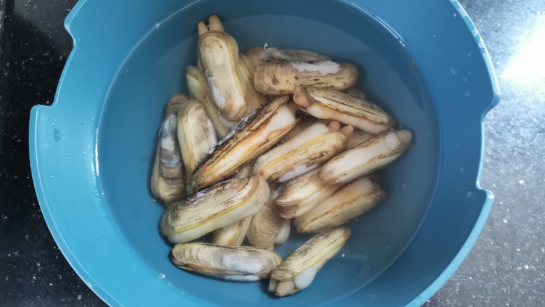 葱油蛏子,放入蛏子浸泡2-3小时,使蛏子吐干净泥沙