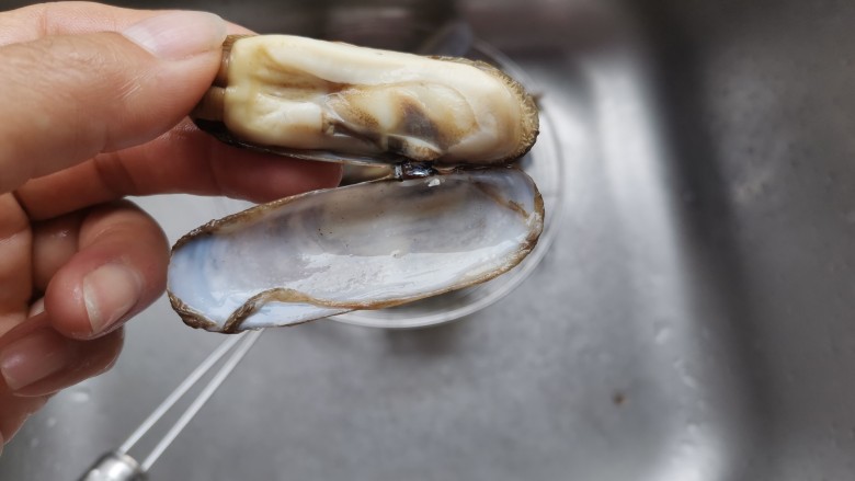 葱油蛏子,旁边的黑线去掉,清洗干净沥干水份