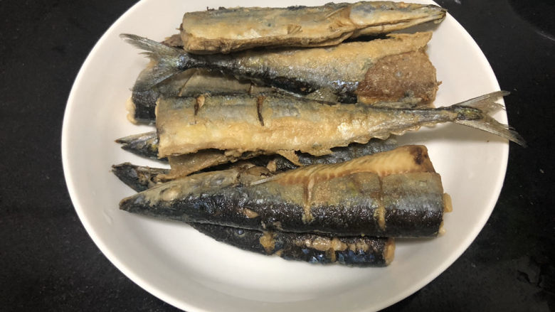 红烧秋刀鱼➕ 照日深红暖见鱼,沥油盛出备用