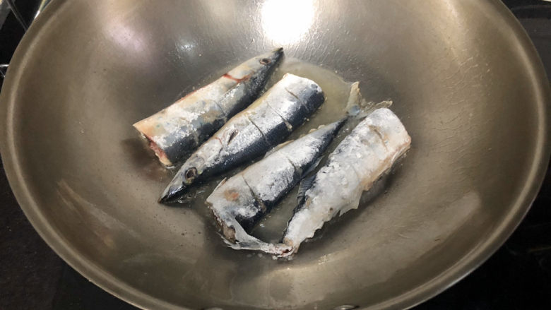 红烧秋刀鱼➕ 照日深红暖见鱼,热锅后，加适量食用油，鱼两面拍上生粉，中火放入鱼煎制