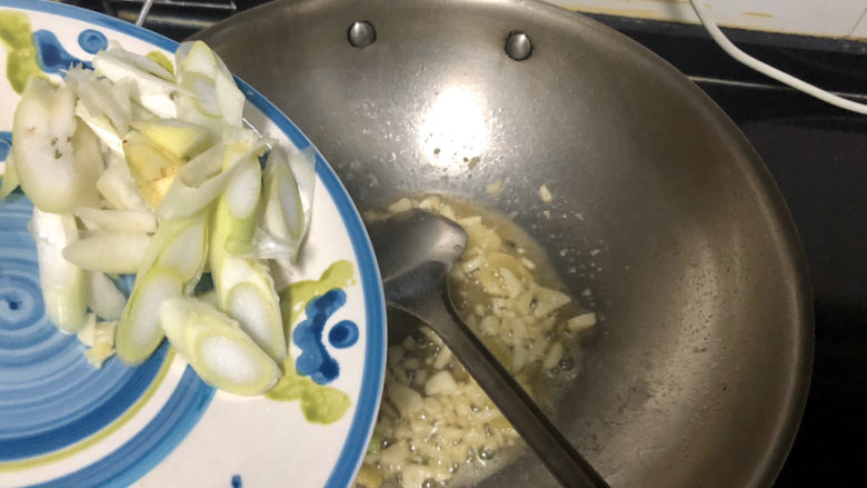 红烧秋刀鱼➕ 照日深红暖见鱼,加入葱白煸香