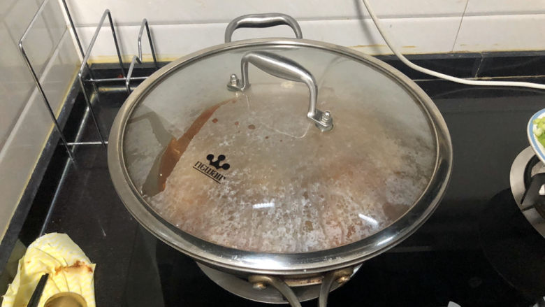 红烧秋刀鱼➕ 照日深红暖见鱼,煮开后，加盖中小火慢炖15分钟