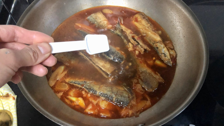 红烧秋刀鱼➕ 照日深红暖见鱼,尝下咸淡，根据个人口味添加少许盐调味。咸鱼淡肉，烧鱼味道不能淡了。