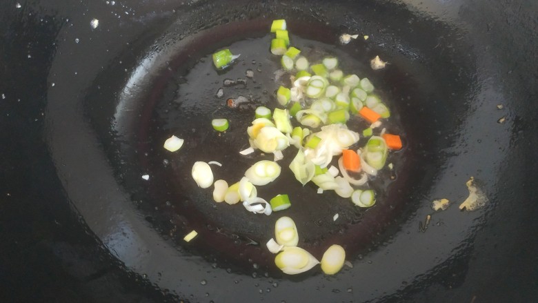 大头菜蛋炒饭,锅中放入适量植物油，放入葱花翻炒