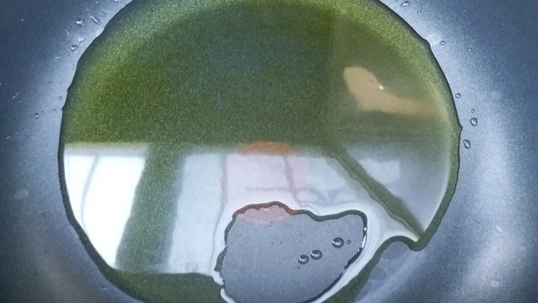 蒜香小龙虾,起锅热油,油比平时炒菜倒的多一些。