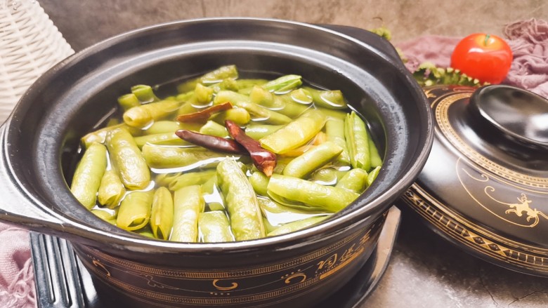 五香豌豆荚,盖上盖子等待冷却,更佳入味
