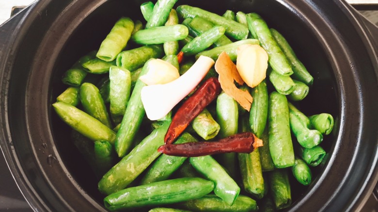 五香豌豆荚,将豌豆荚加入砂锅中,配料一起加入