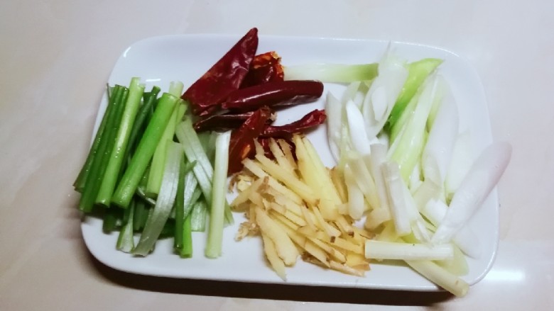 葱油蛏子,姜切丝 葱切段