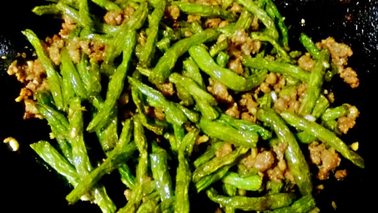 干煸芸豆,放入炸好的芸豆大火快速翻炒